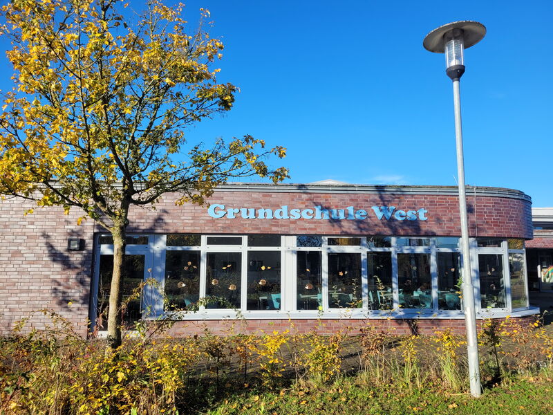 Flur mit Tischen und Wandbildern