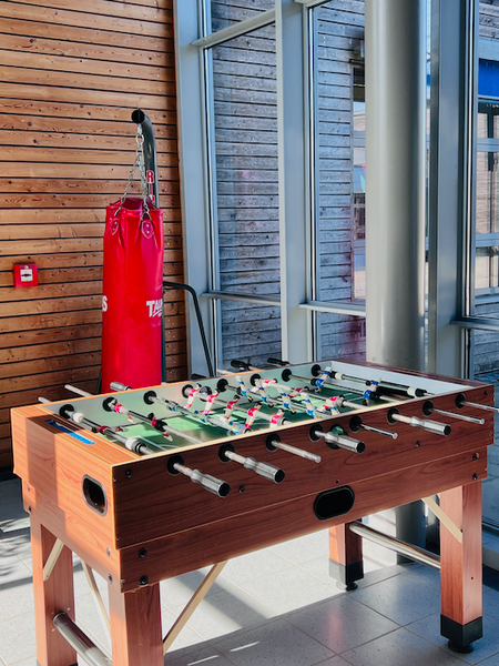 Flur mit Tischen und Wandbildern