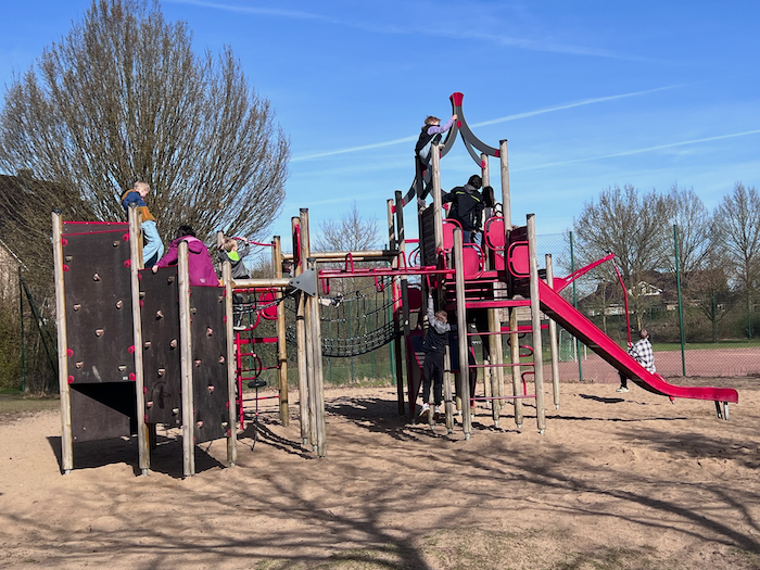 Schulhof mit einem großen Klettergerüst